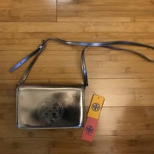 NWT Tory Burch Perf logo cross body solver